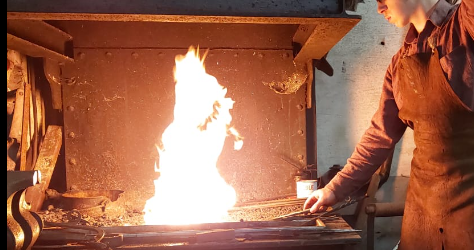 foto van smid en kunstenaar Simon Tanghe aan het werk