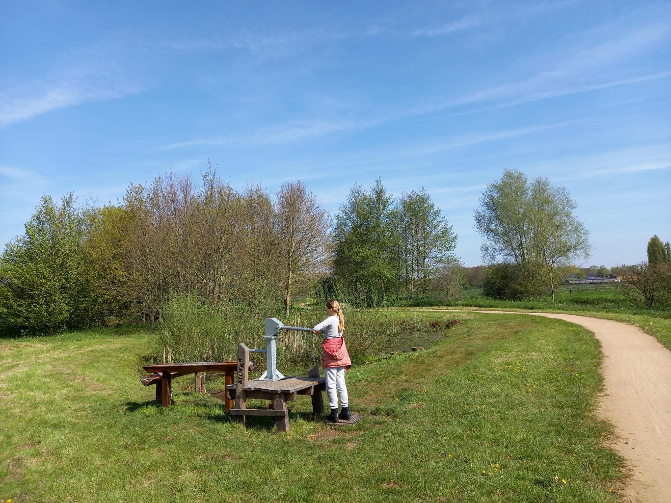 waterpomp bij de natuurspeelplaats Pierlapont
