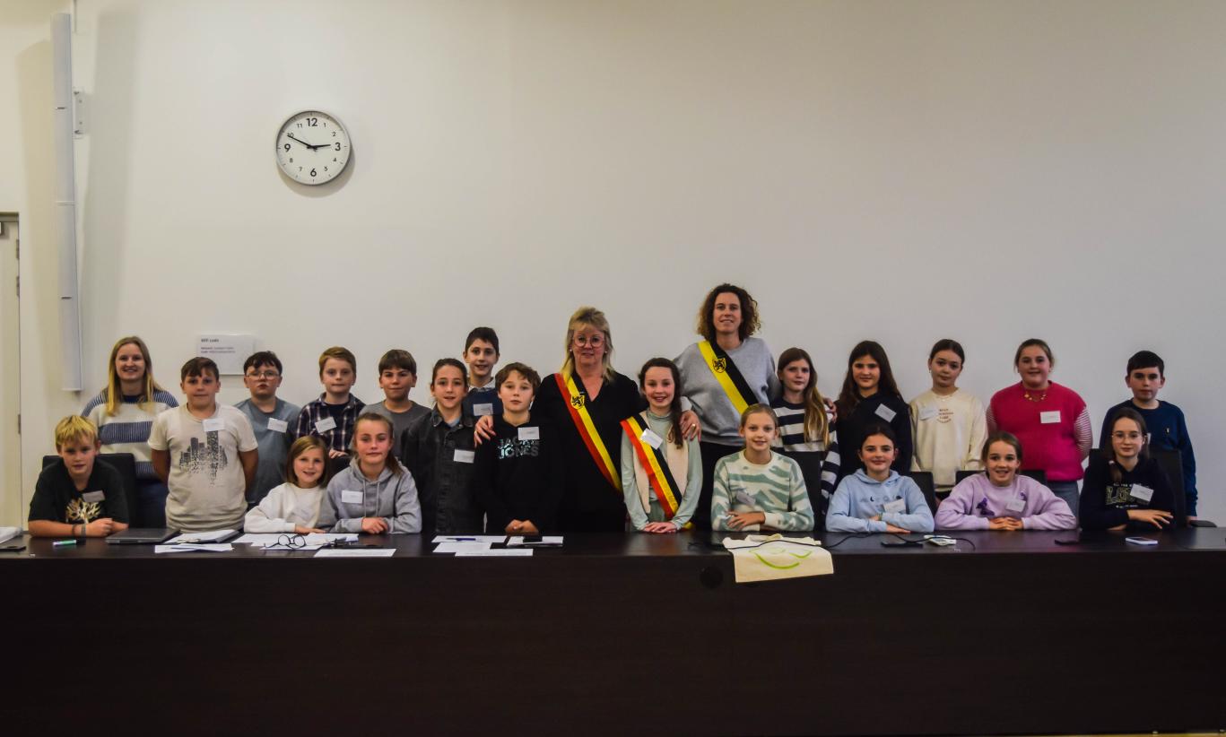 Groepsfoto kindergemeenteraad met burgemeester Annick Vermeulen en schepen van jeugd Charlotte Vermeulen