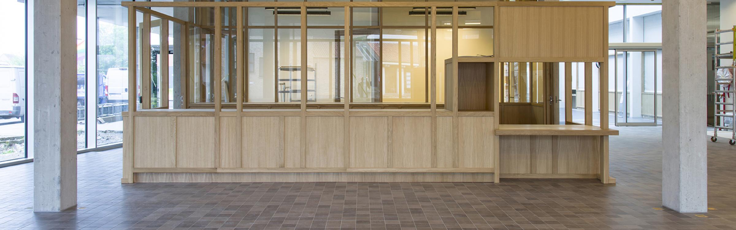 Het onthaalloket van het gemeentehuis van Zedelgem.