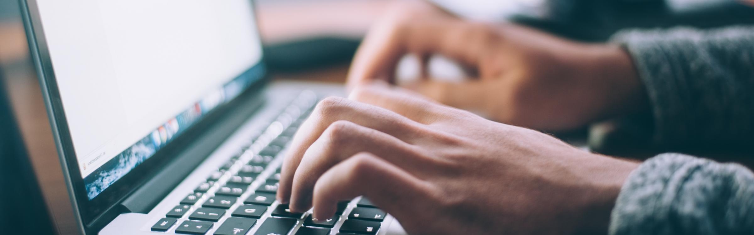 Een persoon maakt een online reservatie van zalen en materiaal.