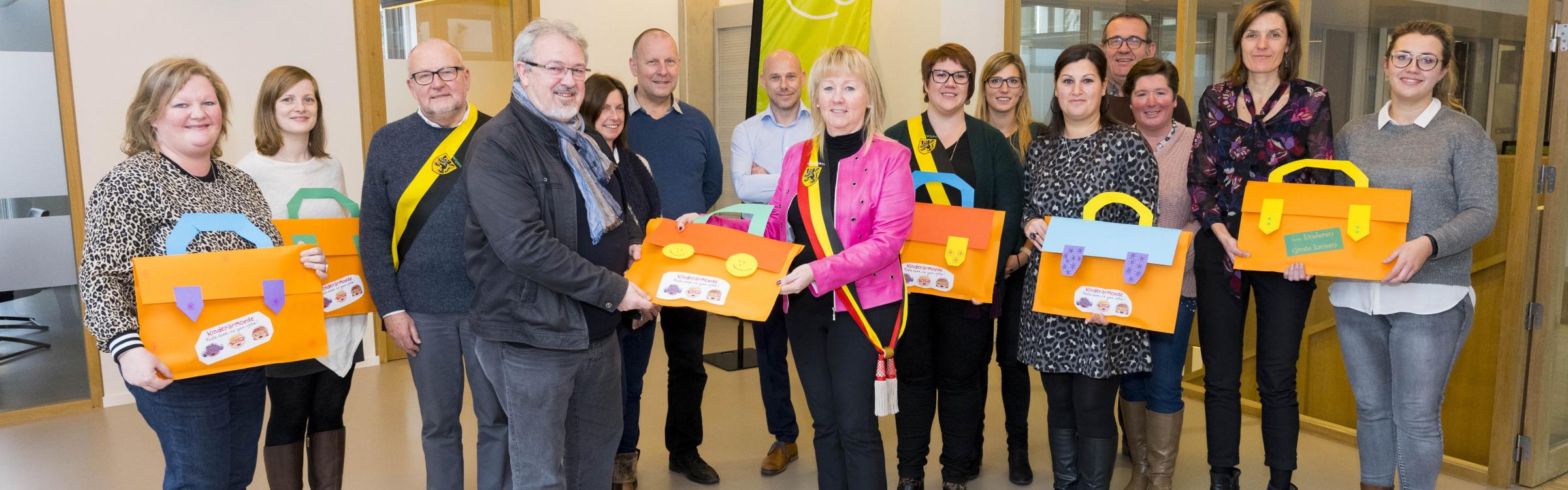 Het lokaal bestuur steunen samen de Zedelgemse scholen tegen kinderarmoede