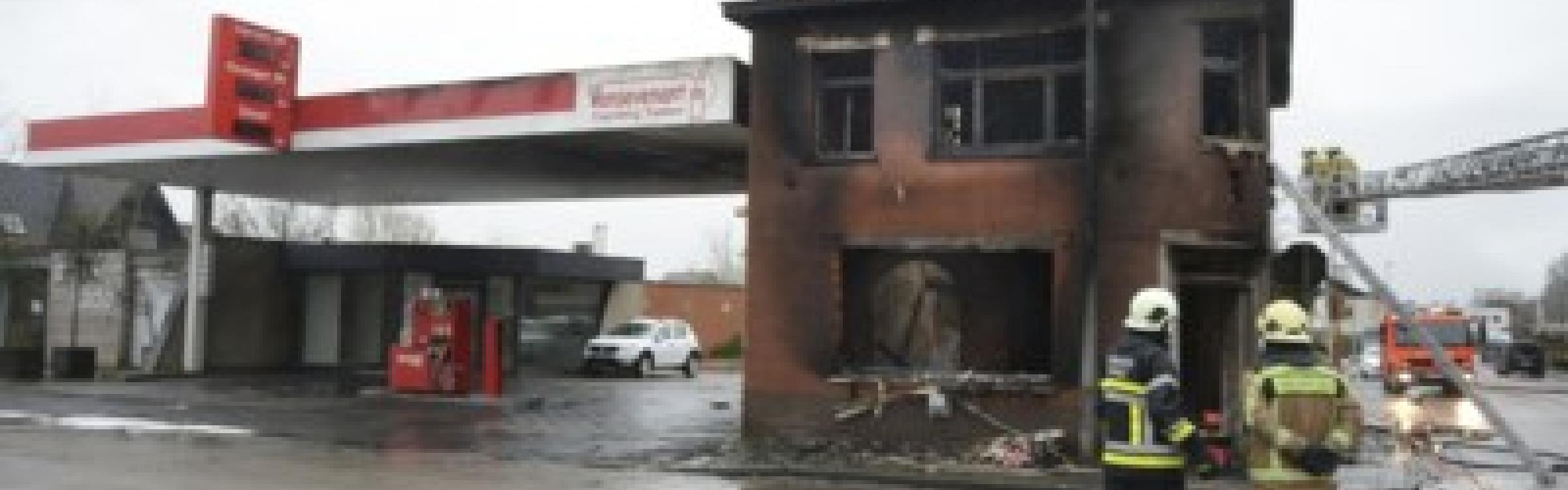 Het afgebrande huis naast een tankstation.