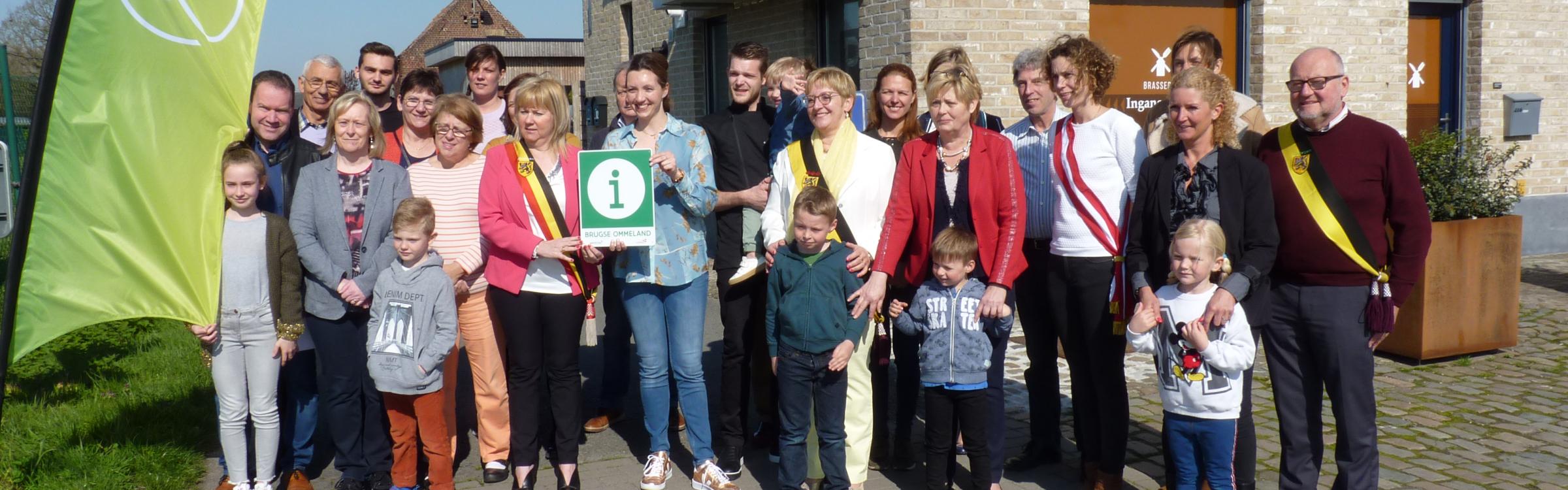 Het lokaal bestuur bij het infopunt voor elke deelgemeente.