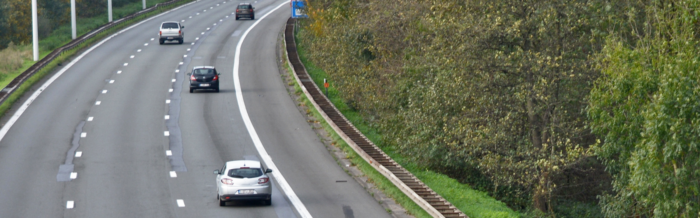 Auto's rijden op de autosnelweg.