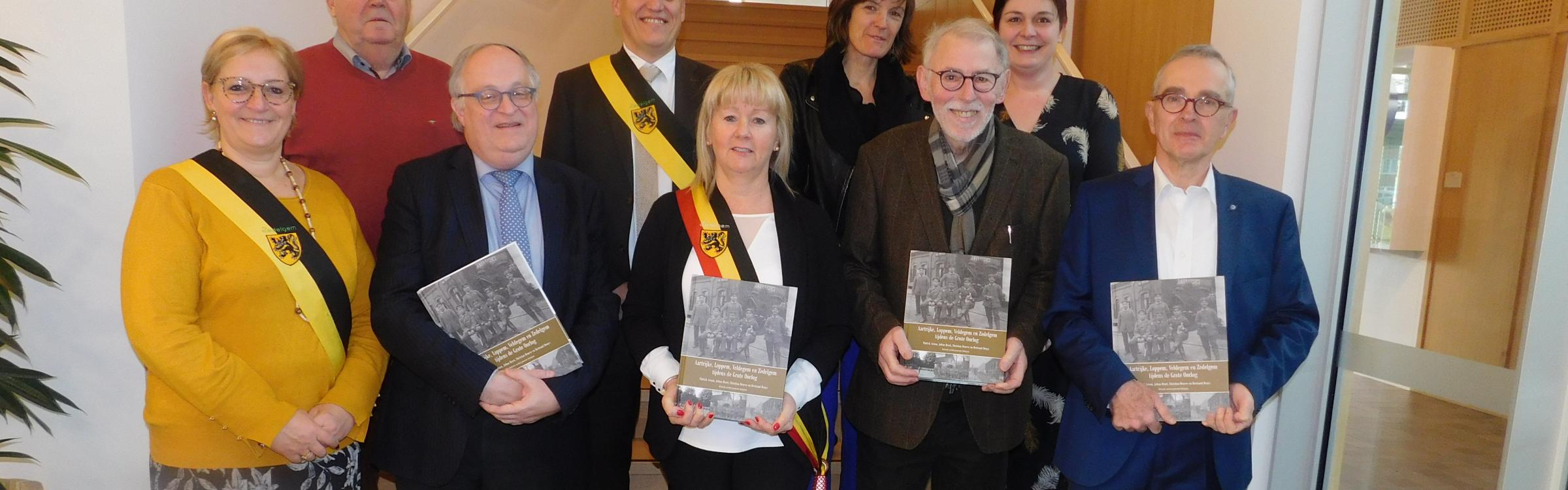 Het lokaal bestuur van groot Zedelgem met het eerbetoon voor de strijders uit de Grote Oorlog..