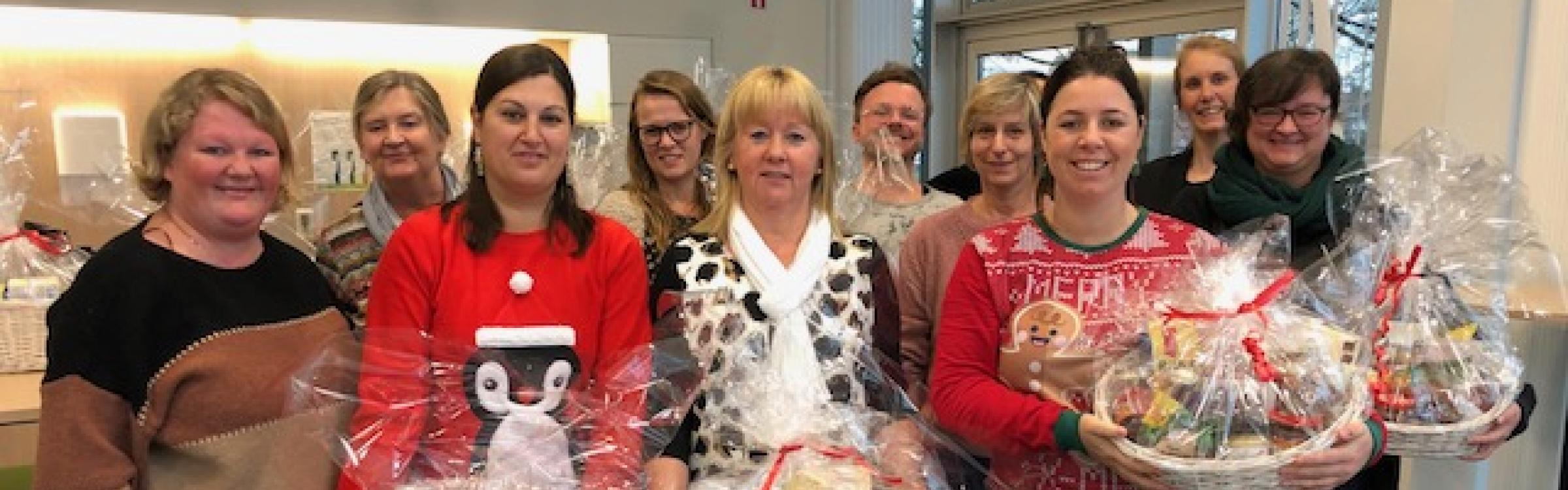 Het lokaal bestuur met de kerstpakketten voor OCMW Zedelgem.