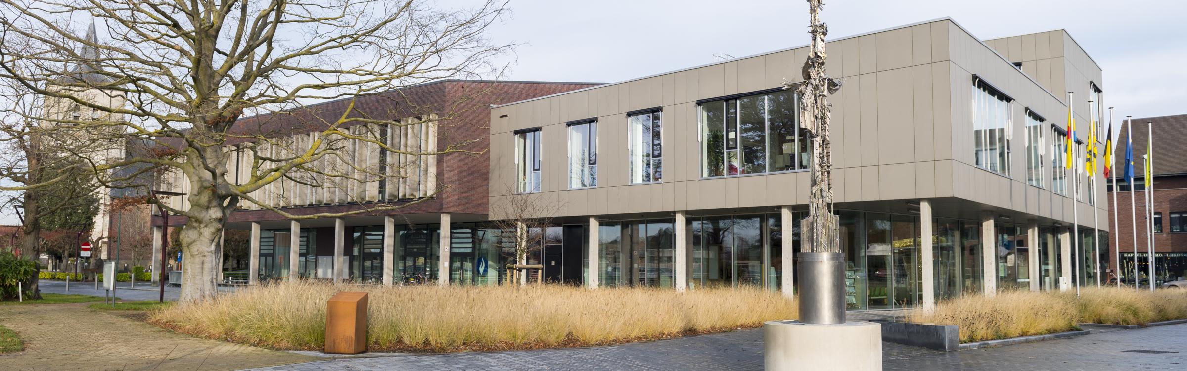 Het gemeentehuis van Zedelgem op een koude winterdag.