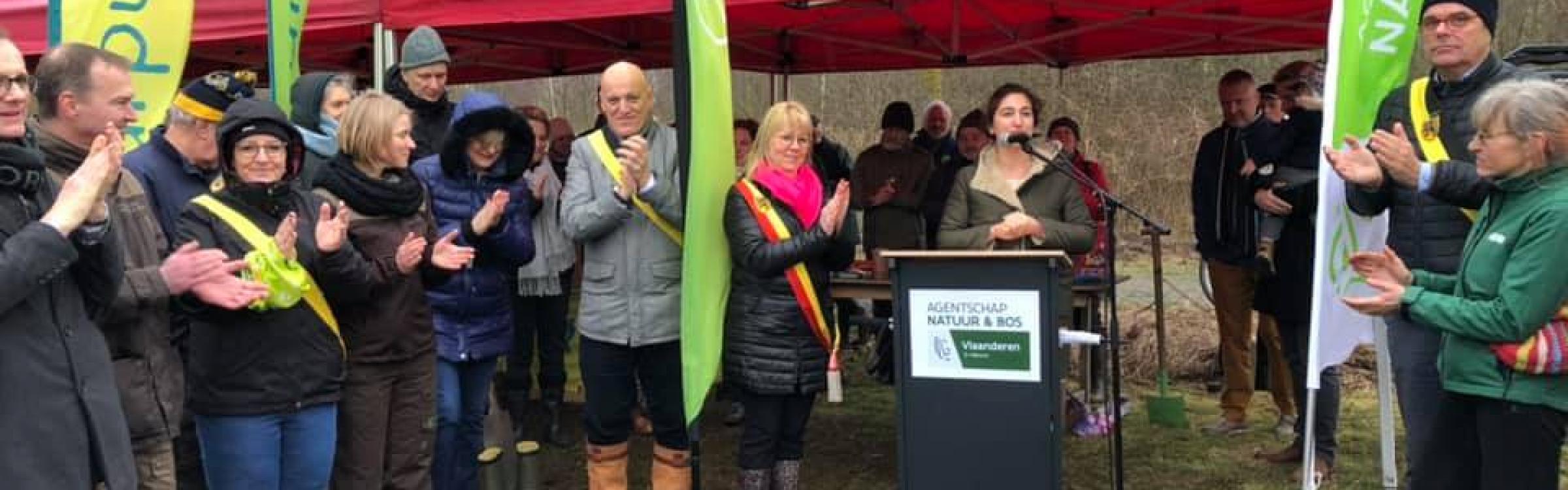 Het lokaal bestuur bij de bosplantactie in Vloethemveld.