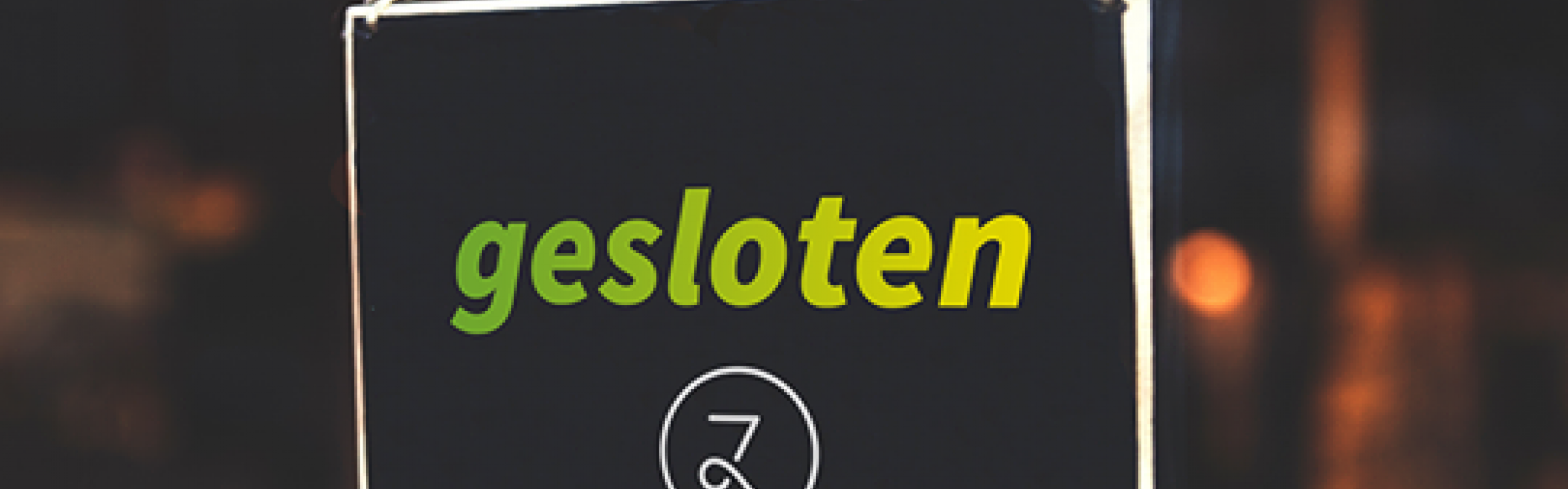 Een hangend bordje waar 'gesloten' opstaat.