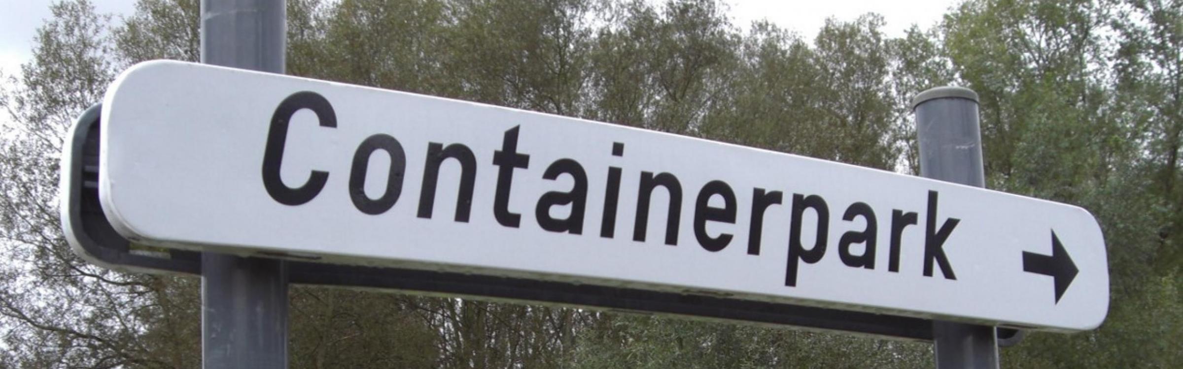 Een bordje geeft aan waar het containerpark is.