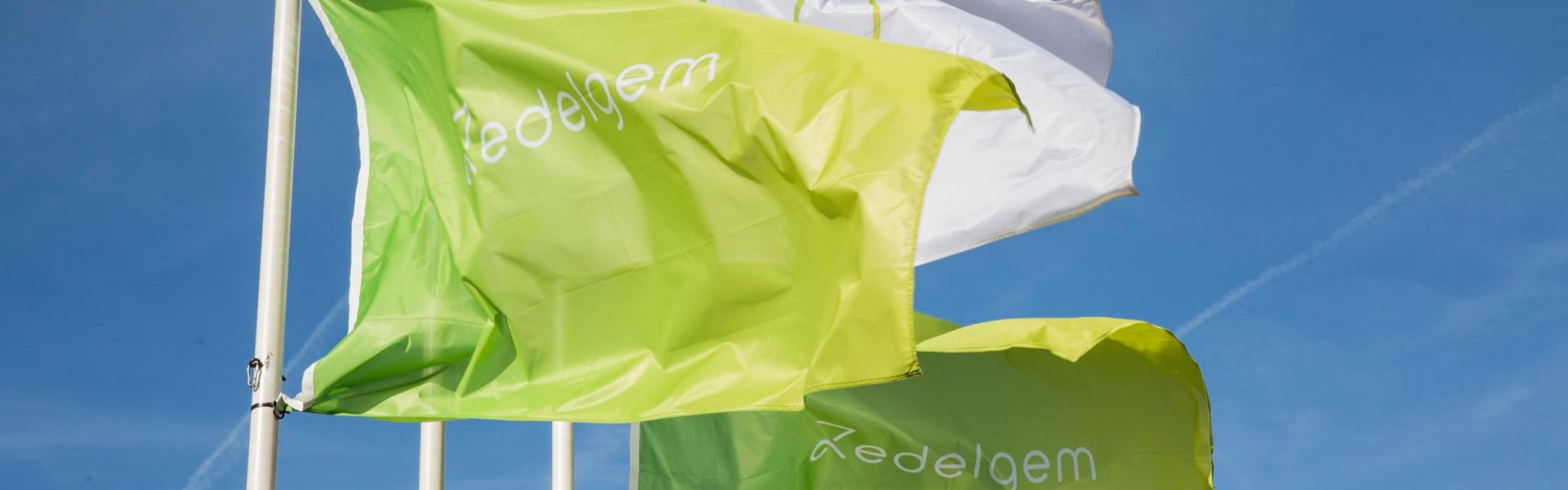 Vlaggen wapperen voor het gemeentehuis van Zedelgem.