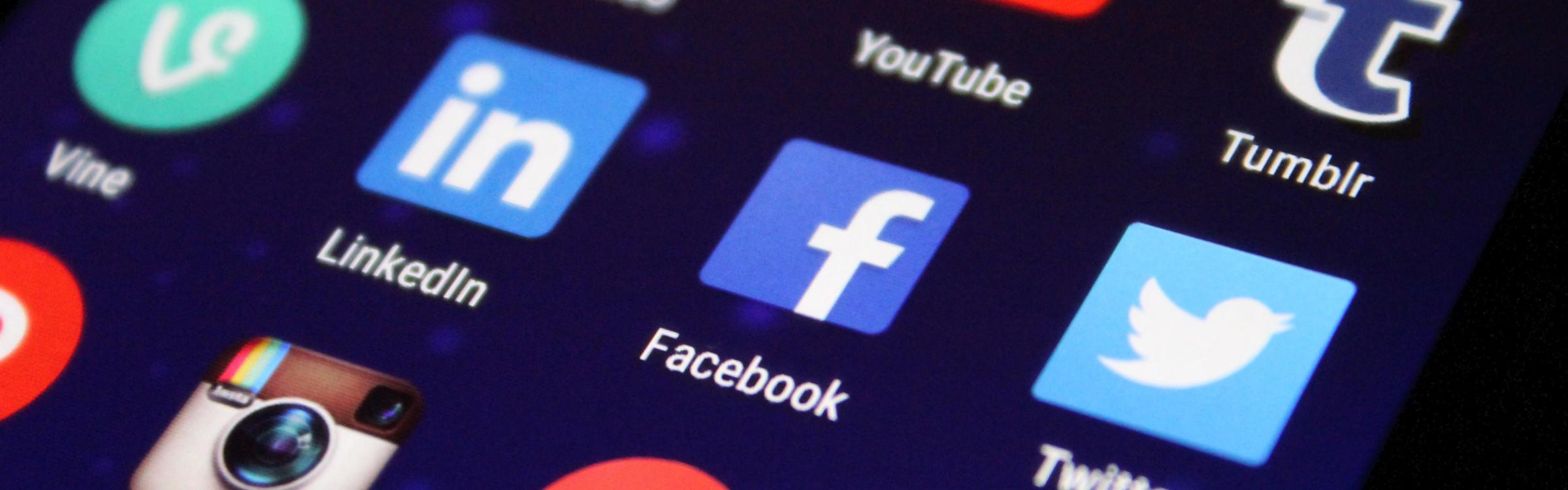 Een gsm met allerlei social media platforms om digitaal verbonden te blijven.