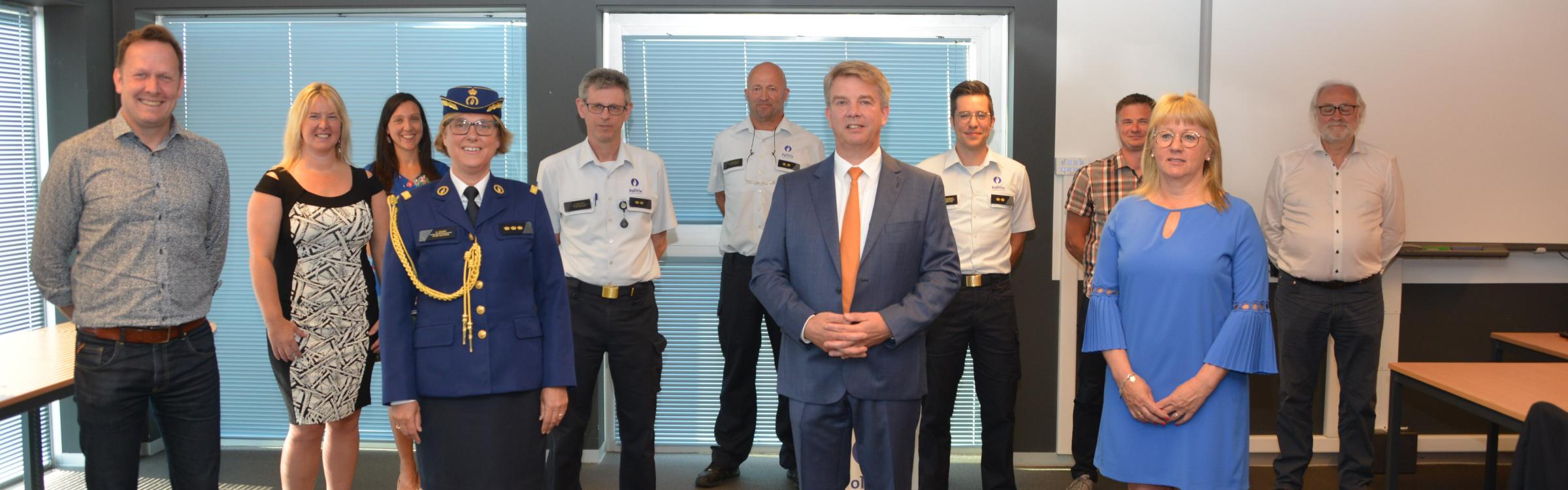 Het lokaal bestuur bij de nieuwe korpschef van de politiezone Het Houtsche.