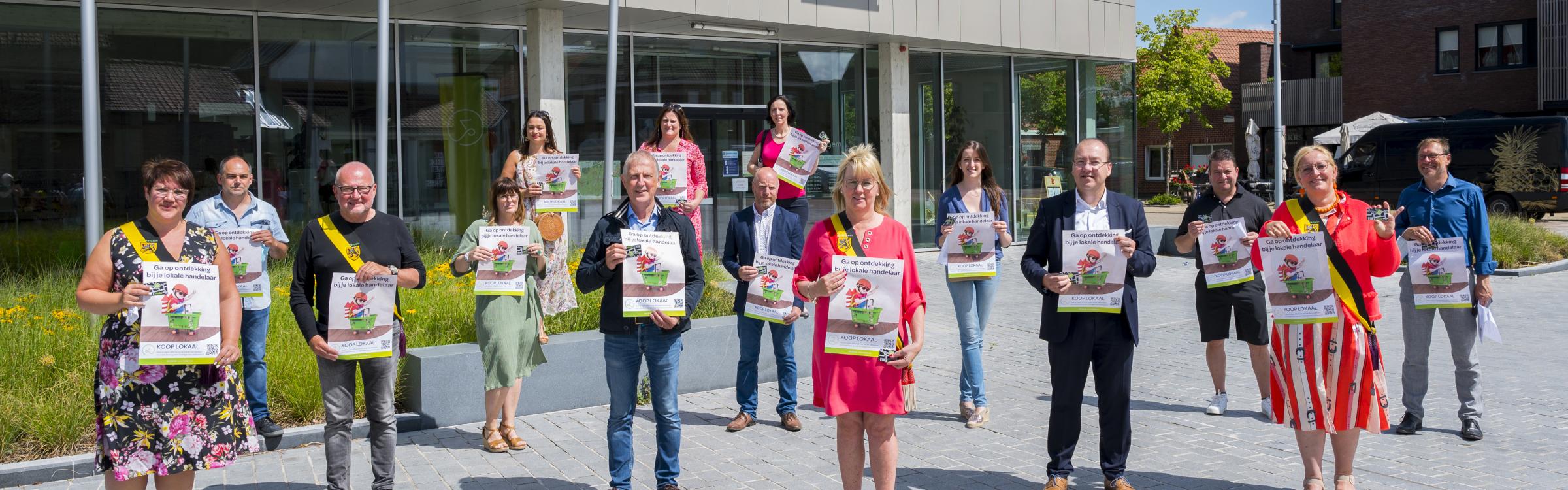 Het lokaal bestuur met de affiche 'ik koop lokaal'.