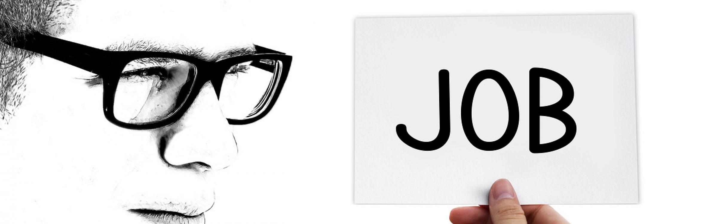 Een man kijkt naar een papiertje met het woord job op.