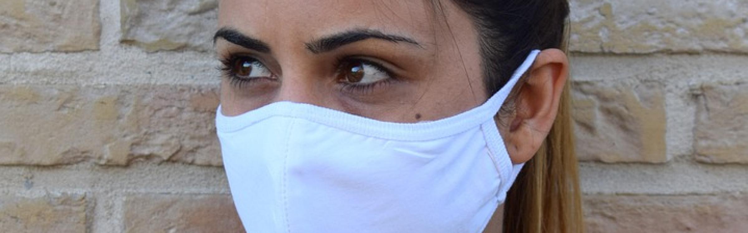 Een vrouw draagt een mondmasker om haar te beschermen tegen het coronavirus.