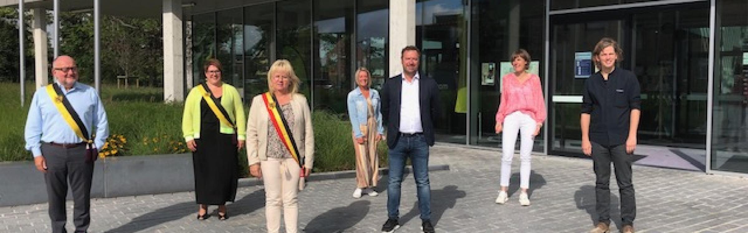 Het lokaal bestuur voor het gemeentehuis.