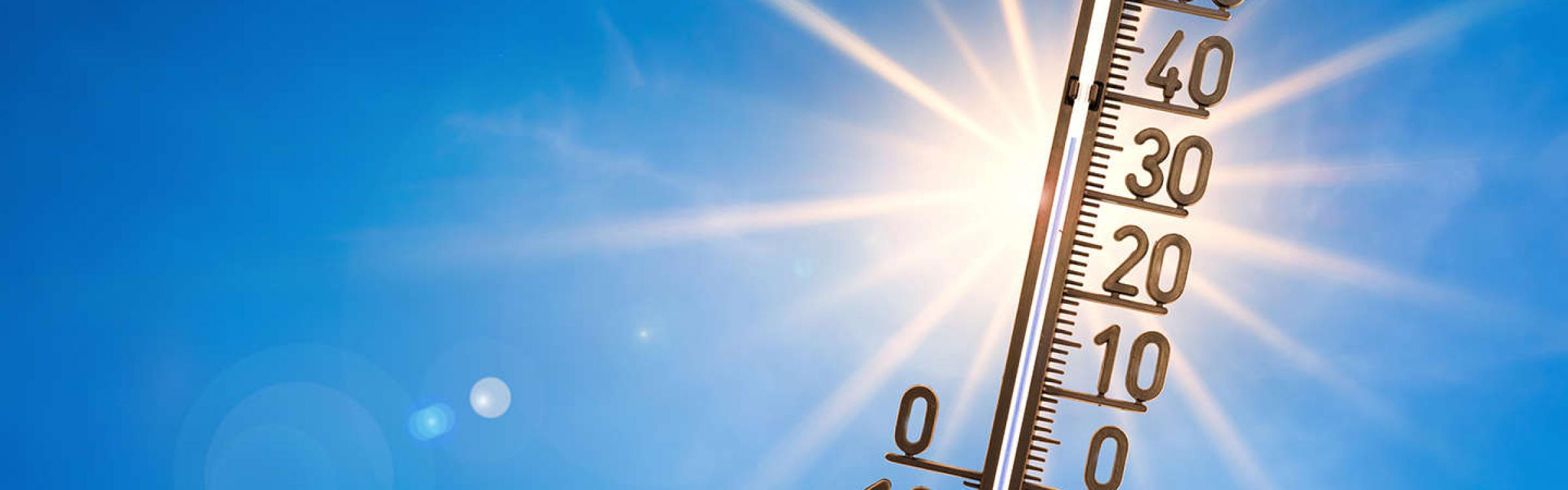 Een thermometer ligt in de zon en geeft het aantal graden aan.