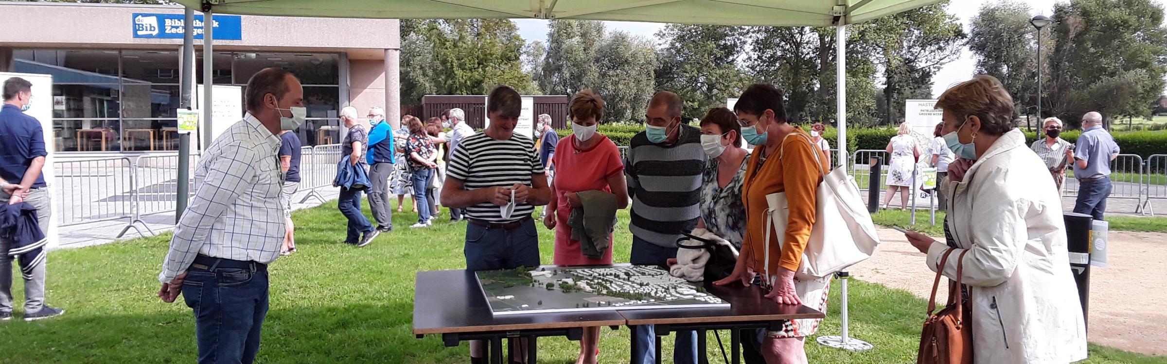 Lokale inwoners krijgen info over het ontwikkelingsplan woonuitbreidingsgebied Patrijzenhoek.