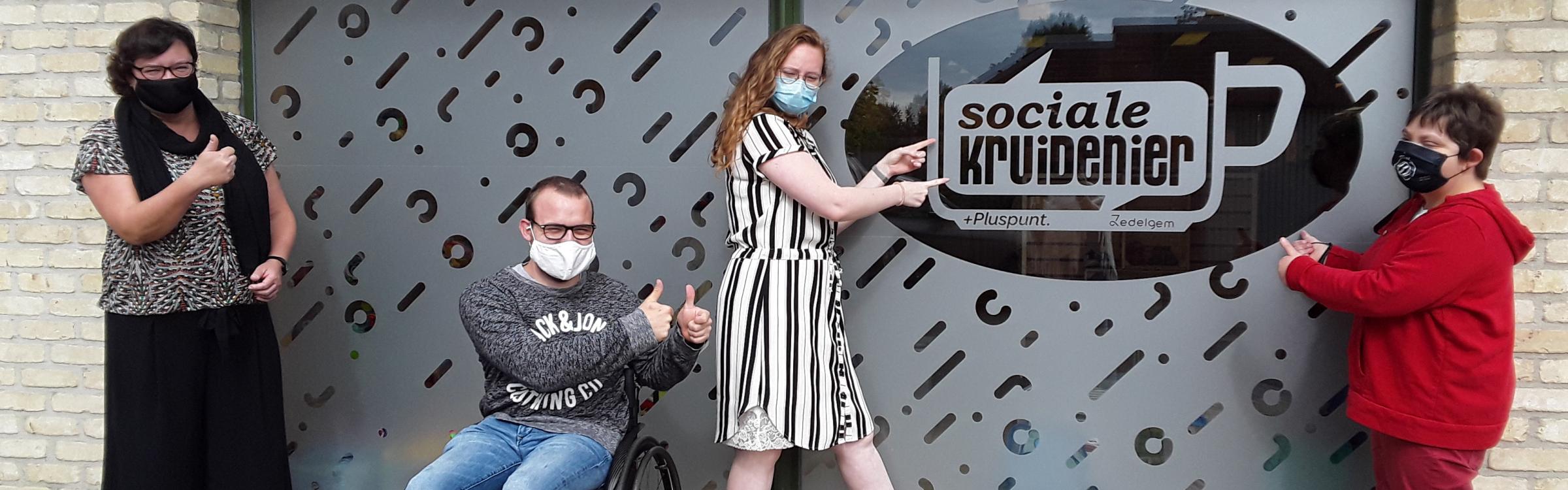 Lokale bewoners bij de opening van de sociale kruidenier.