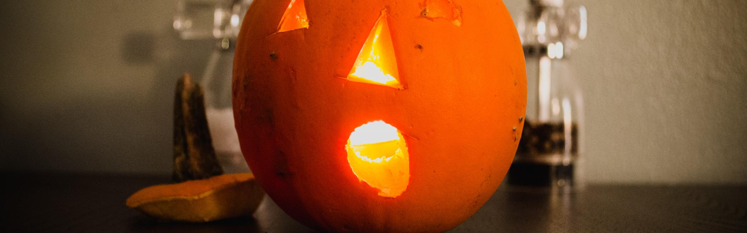 Een pompoen wordt versierd voor Halloween.