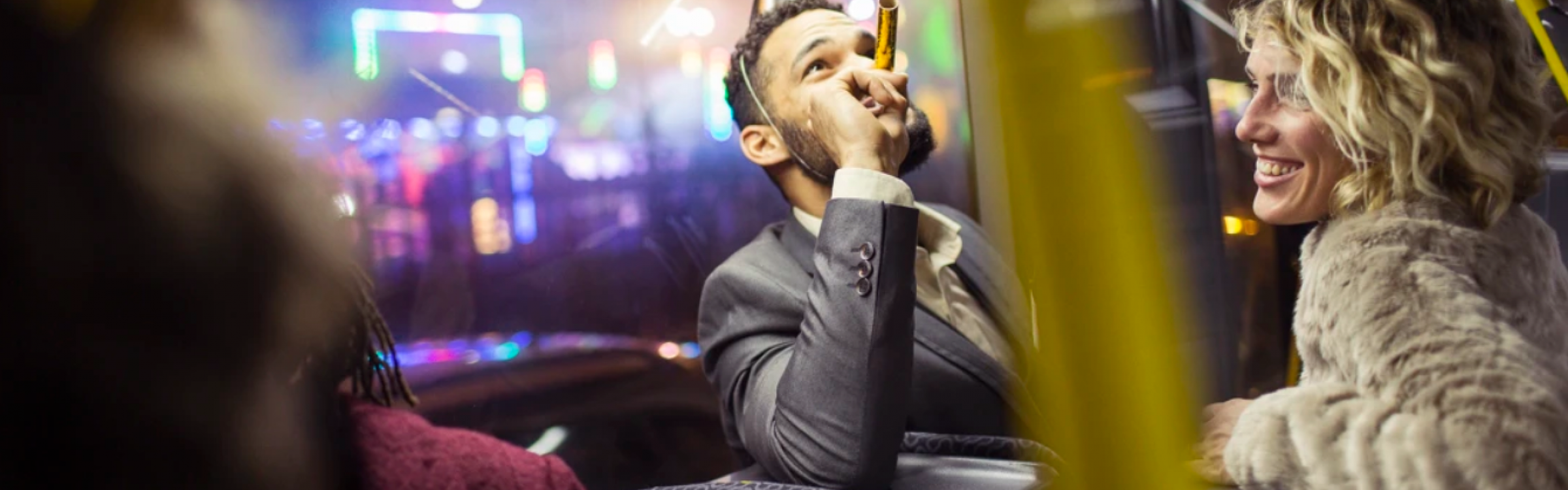 Feestende mensen in een bus van de Lijn.