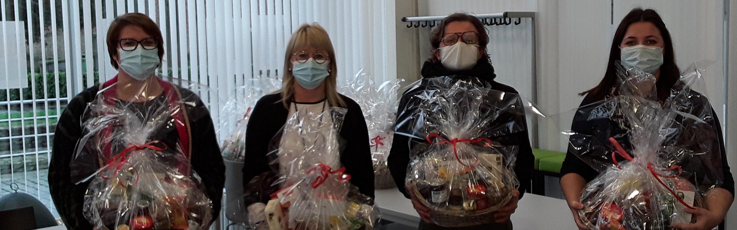 Het lokaal bestuur neem de kerstpakketten in ontvangst van Lions Club Oostkamp.