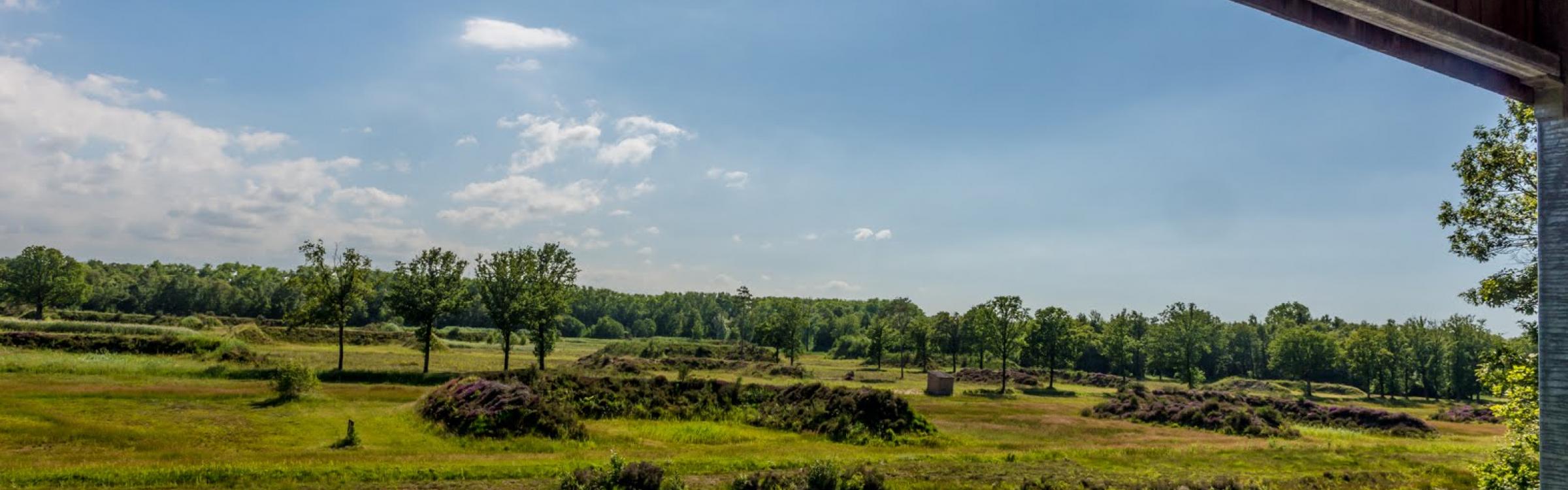 Het uitzicht vanuit een kijkhut op het vloethemveld.