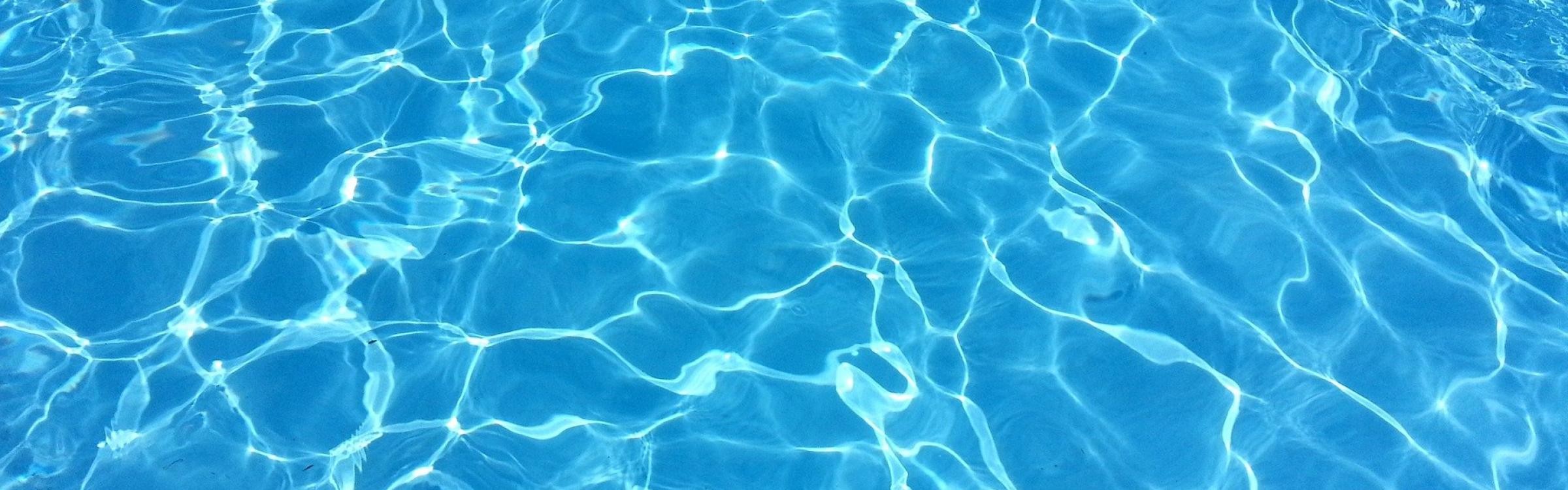 Water uit een zwembad met de zon erop.