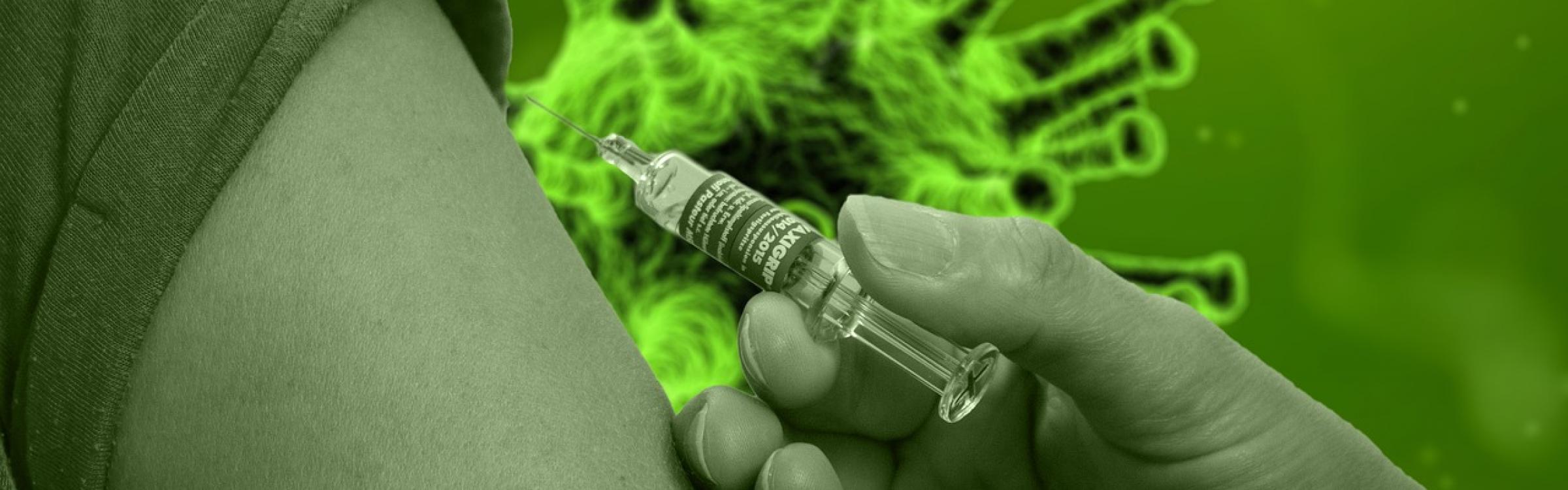 Een verpleegster dient iemand een vaccinatie toe.
