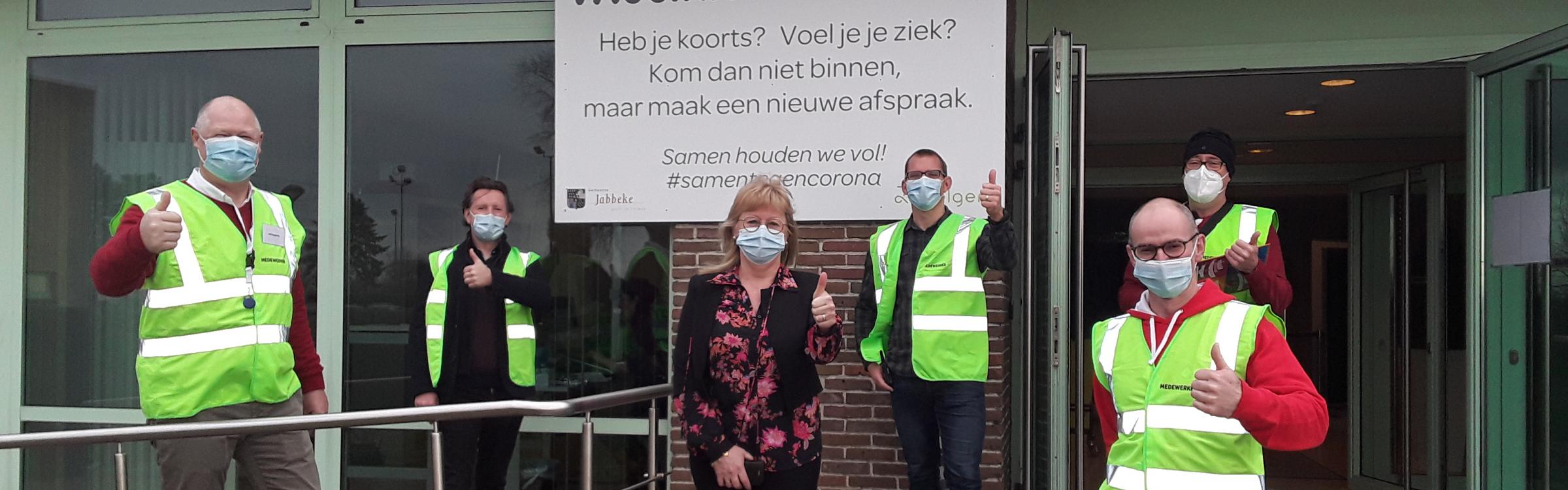 Het lokaal bestuur bij het vaccinatiecentrum De Groene Meersen.