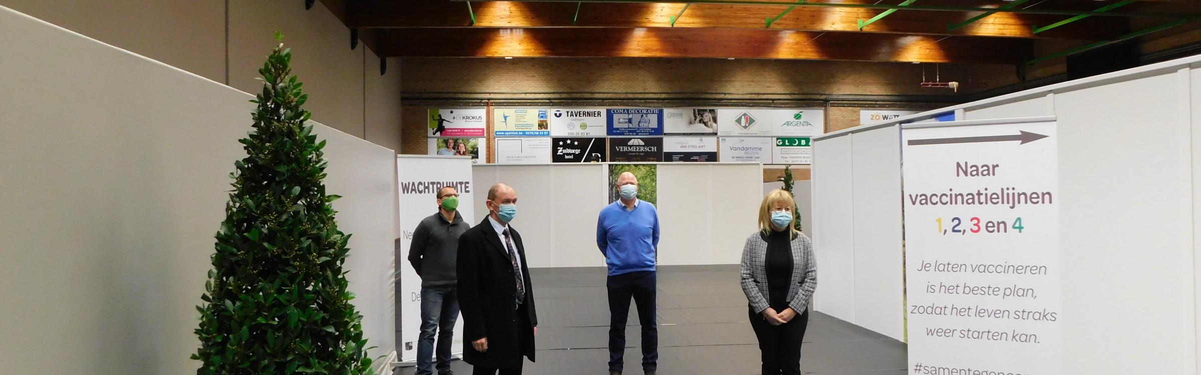 Het lokaal bestuur bij de voorstelling van het vaccinatiecentrum.