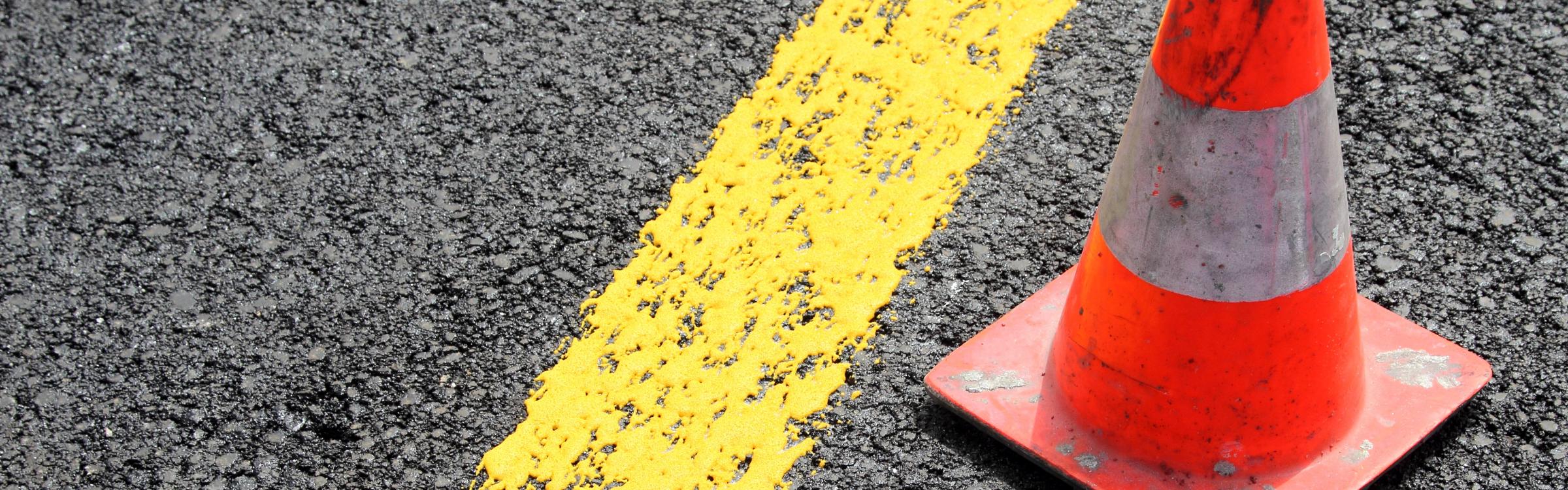 Signalisatie hekkens en lichten kondigen de werken op de weg aan.
