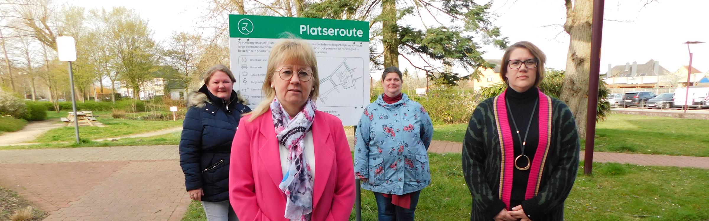 Het lokaal bestuur bij het bord van de Platseroute in Zedelgem.