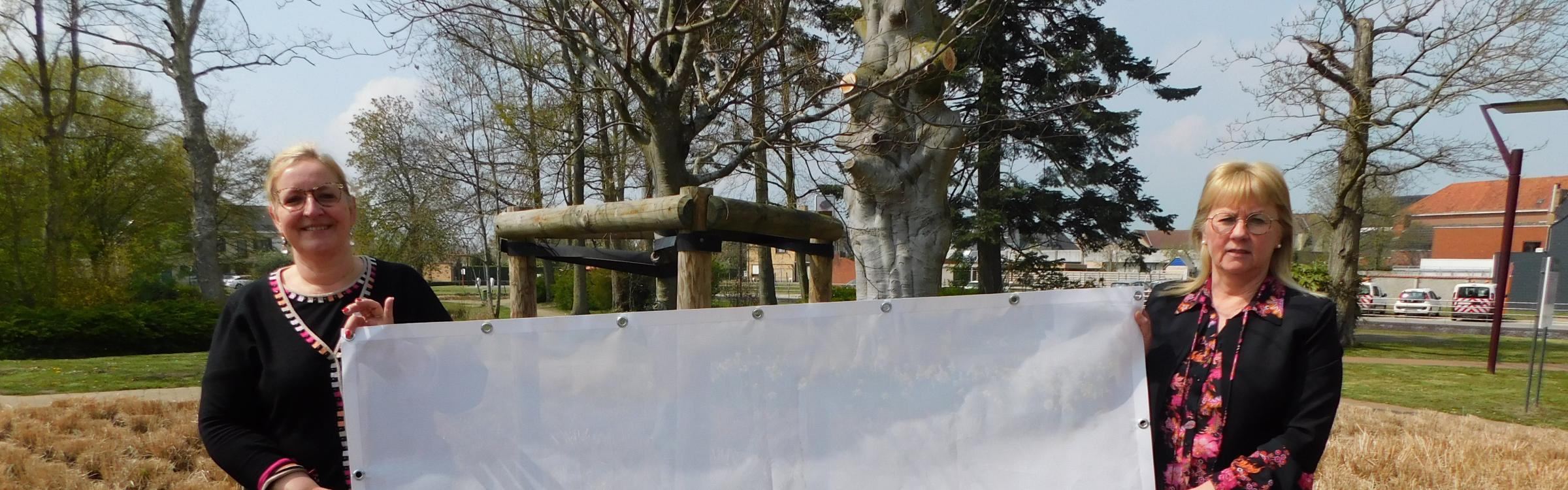 Het lokaal bestuur met de vlag van Zedelgem.