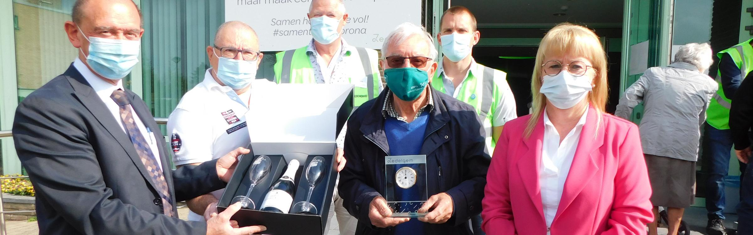 Het lokaal bestuur bij het vaccinatiecentrum De Groene Meersen.