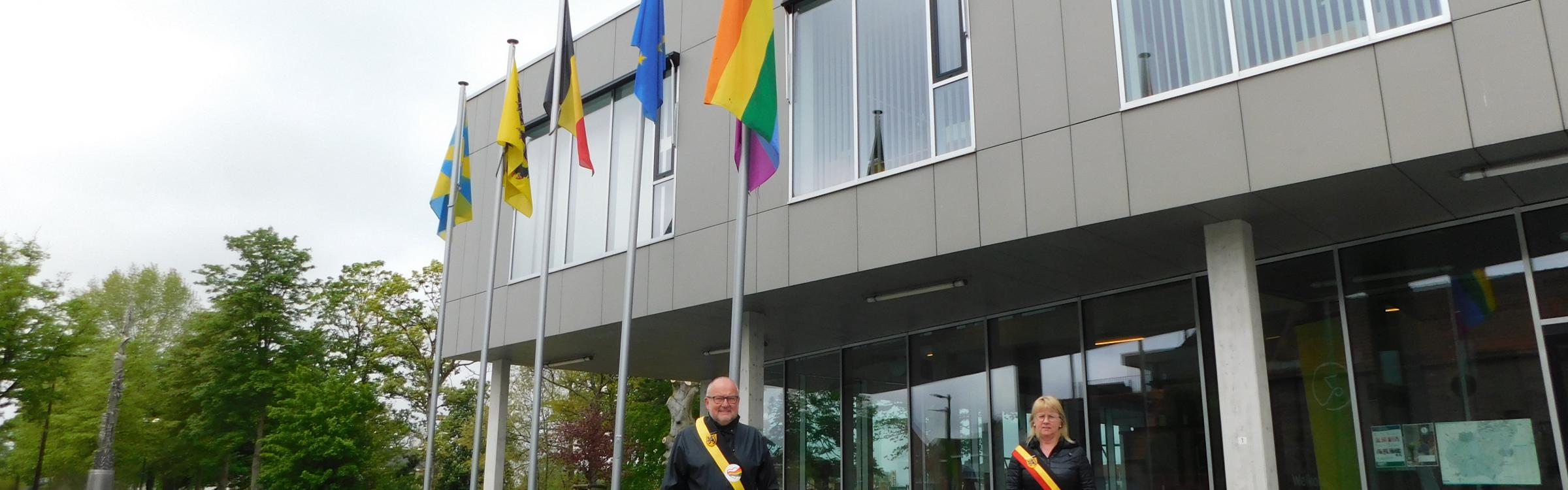 Regenboogvlaggen wapperen in Zedelgem voor de culturele diversiteit.