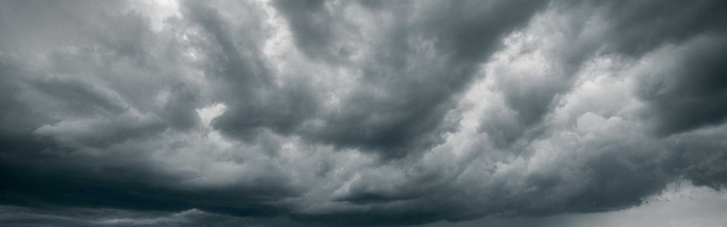 Een storm dat over de velden raast.