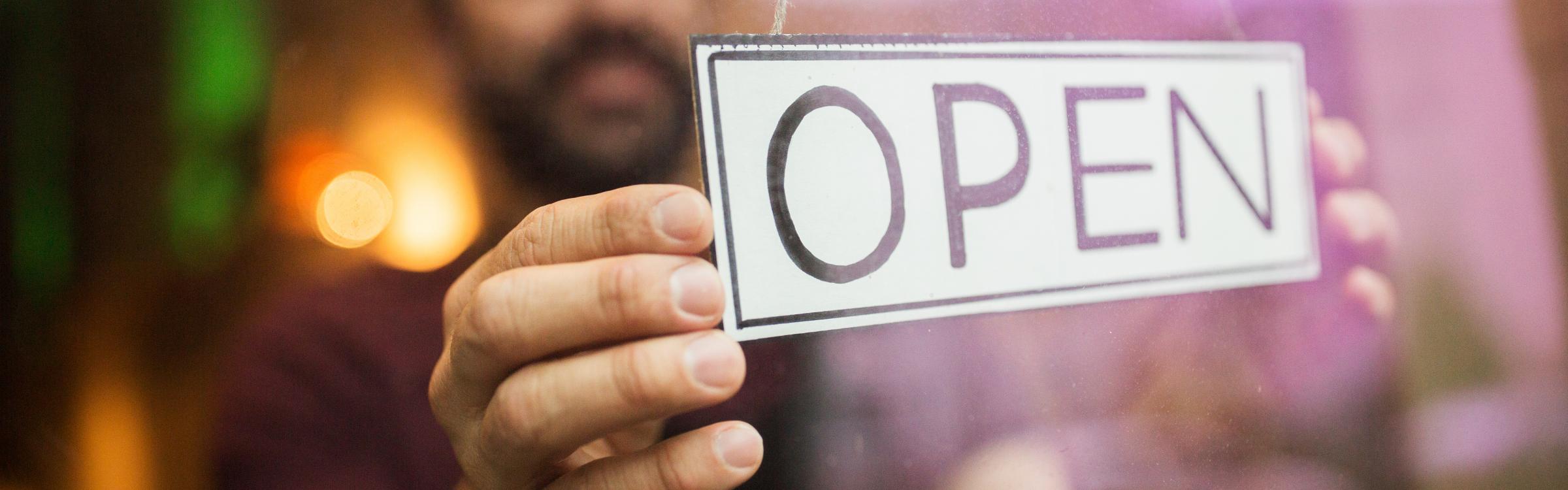 Een meneer opent zijn café.