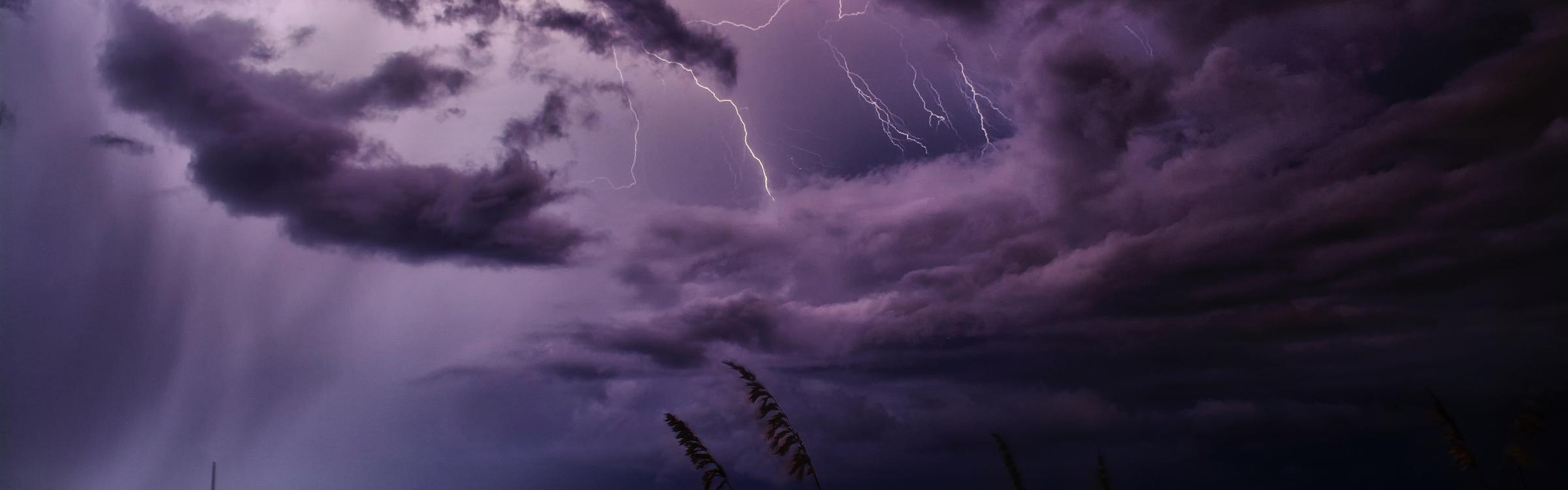 Een storm raast over de zee en zorgt voor hoge golven.