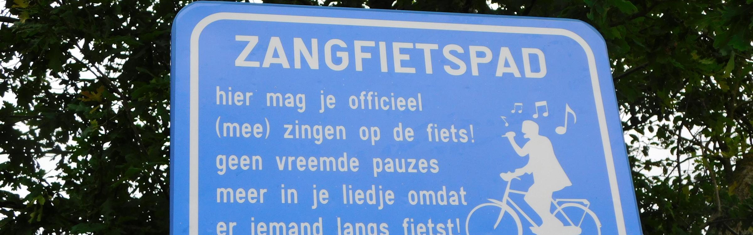 Het bordje van het zangfietspad in Zedelgem.