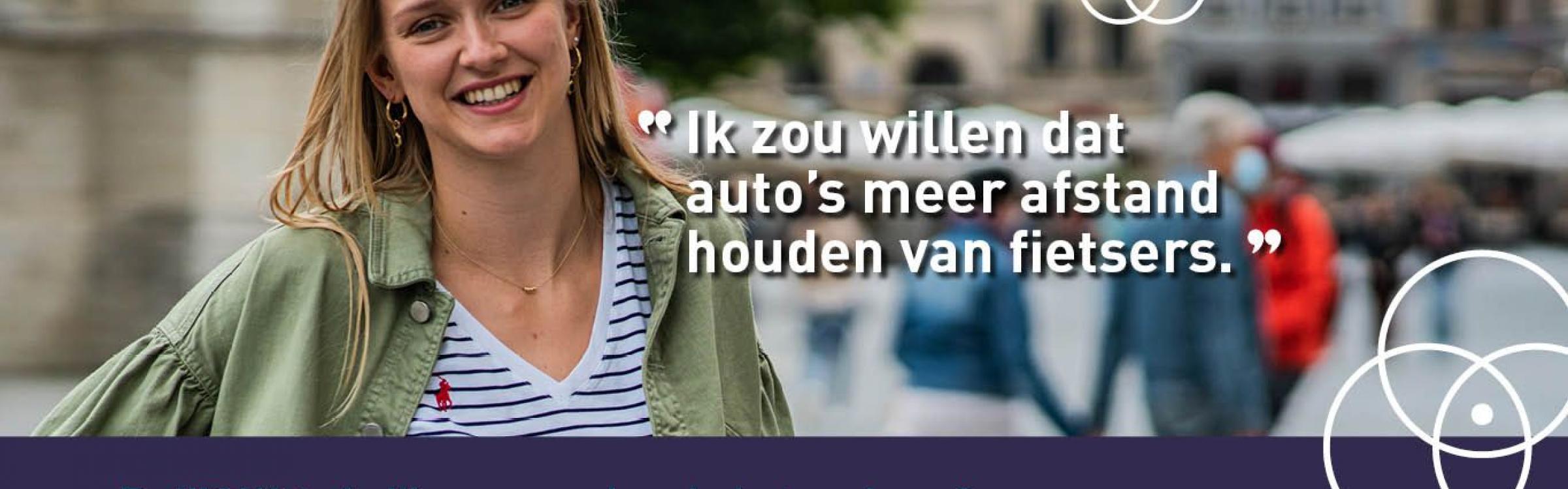 Een vrouw geeft haar mening over de verkeersveiligheid.