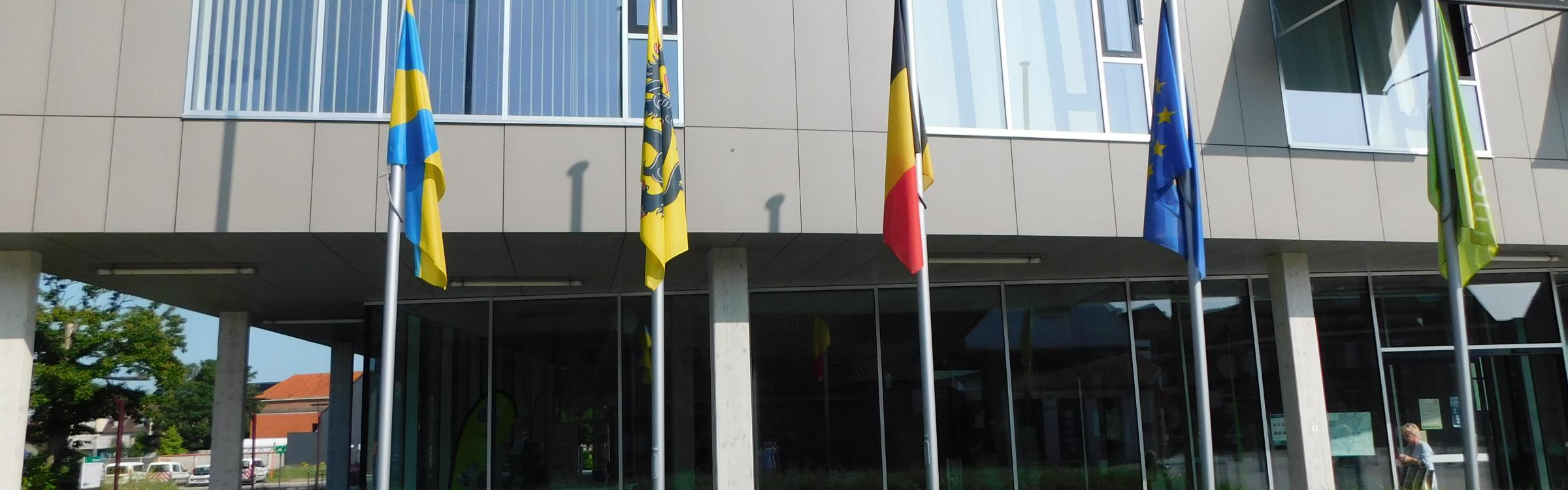 De vlaggen voor het gemeentehuis van Zedelgem hangen half-stok.