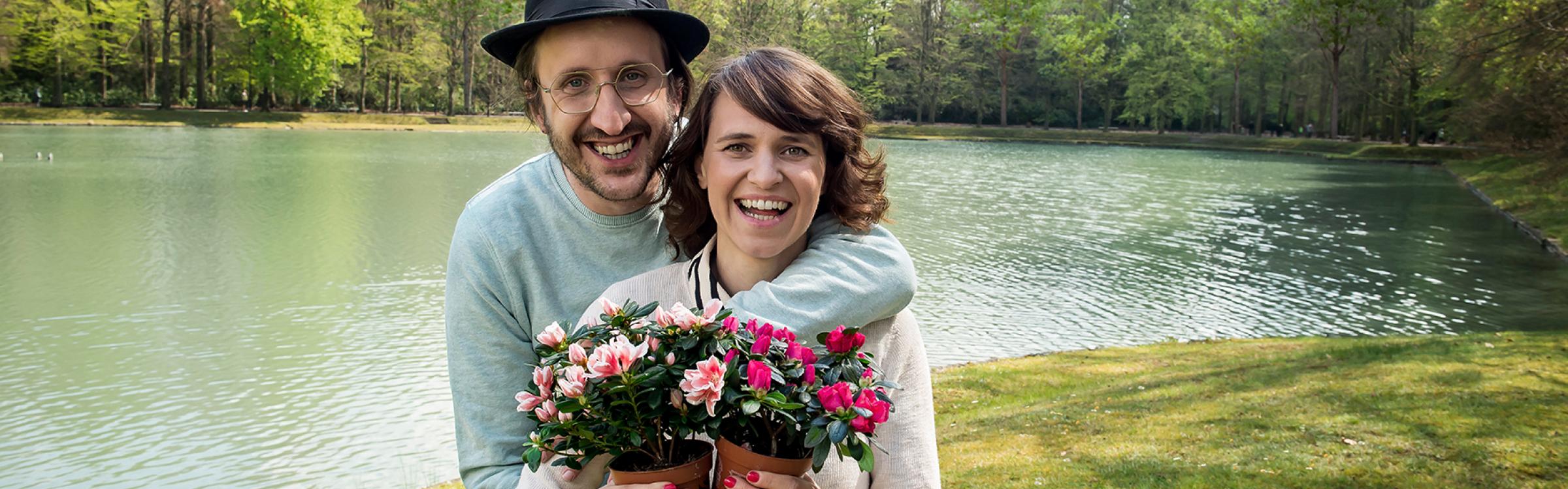Een koppel samen met hun gekochte plantjes voor Kom Op Tegen Kanker.