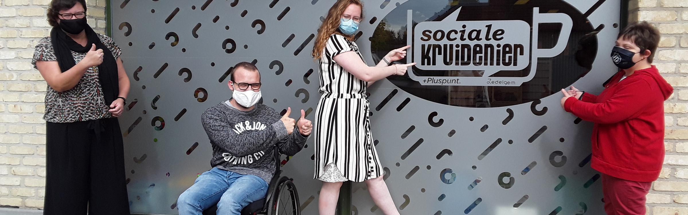 Het lokaal bestuur bij de Sociale kruidenier.