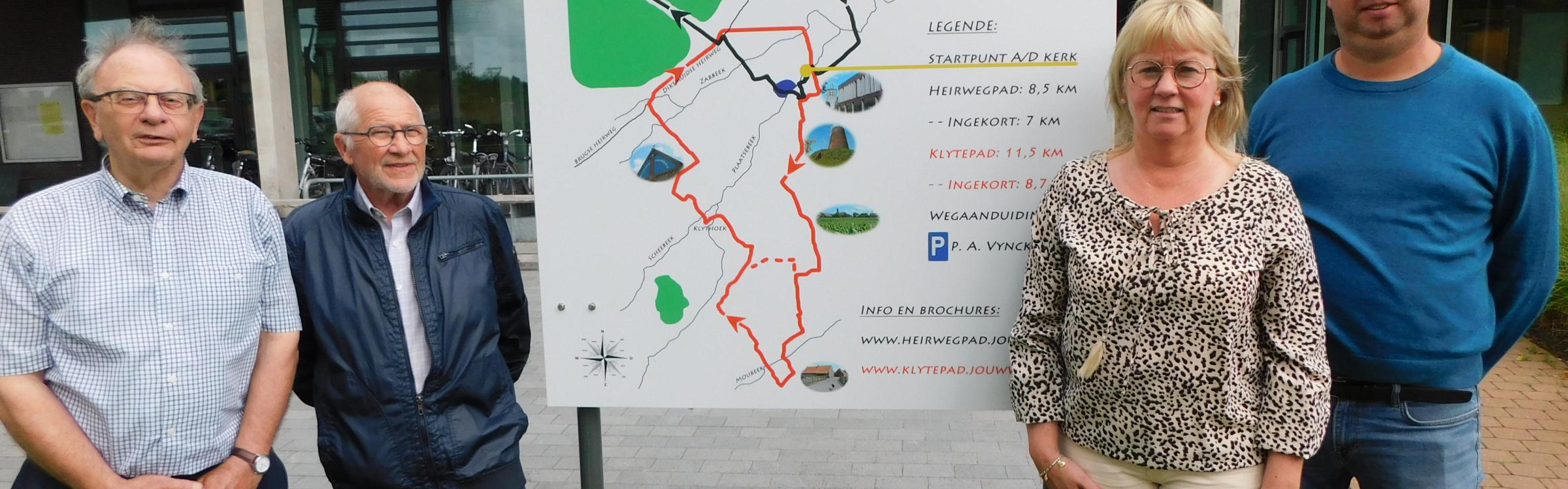Het lokaal bestuur bij het bord Klytepad en Heirwegpad.