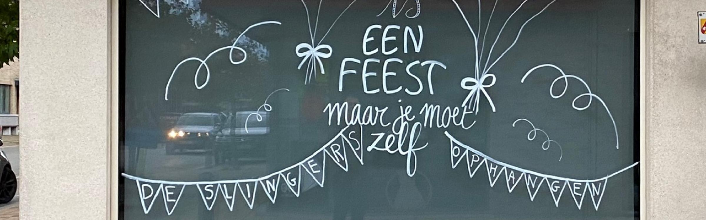 Een tekening gemaakt op een raam.