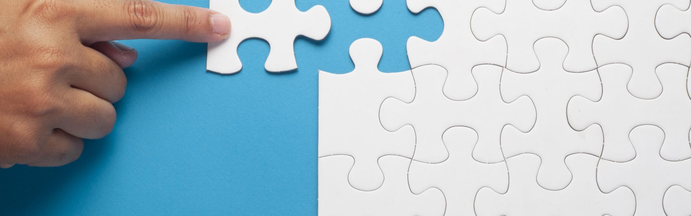 Het laatste stukje wordt in de puzzel gelegd om het compleet te maken.