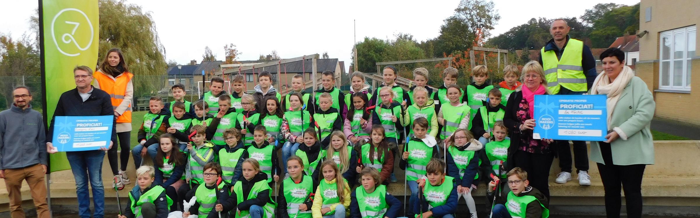 Operatie Proper beloont zwerfvuilacties van Zedelgem Lions en Basisschool De Fonkel Aartrijke.
